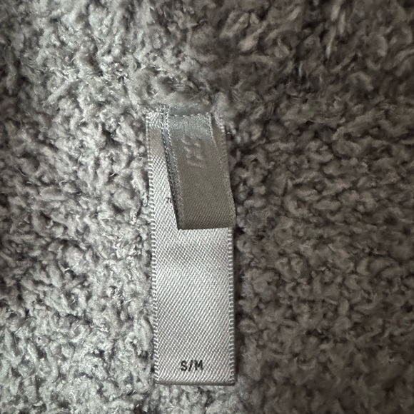 Cozy SKIMS Bundle! Gray fuzzy Hoodie, pants, tank and shorts. - Picture 4 of 4